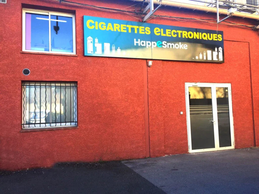 Vitrine du magasin HappeSmoke Venelles